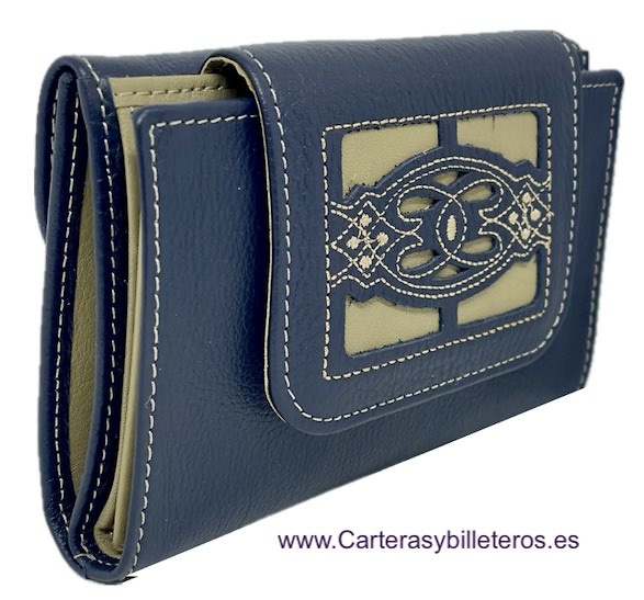 CARTERA BILLETERA DE MUJER AZUL CON ADORNo BORDADO SOBRE LA PIEL DE UBRIQUE 