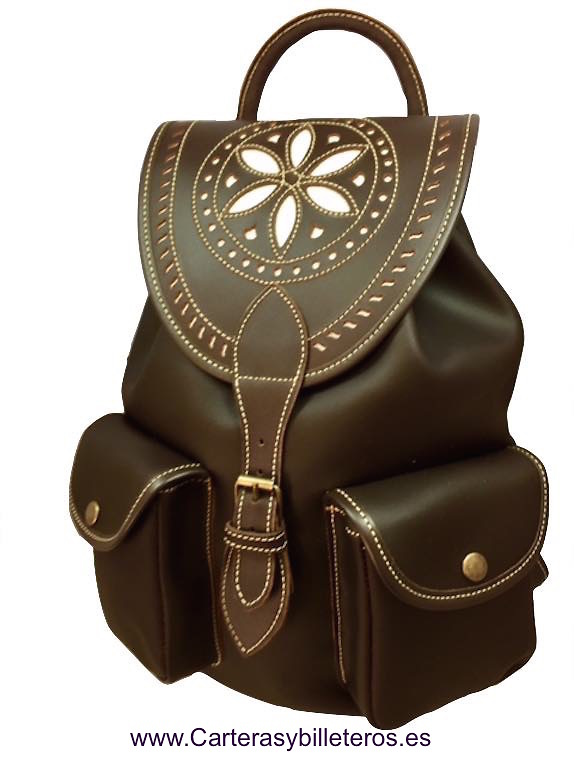 MOCHILA DE PIEL PARA HOMBRE O MUJER CON ADORNO ARTESANAL MARRON CASTAÑO 