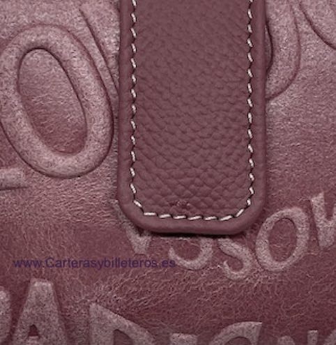 CARTERA MINI DE MUJER DE PIEL UBRIQUE GRABADA CON LETRAS DE CAPITALES ROSA PASTEL 