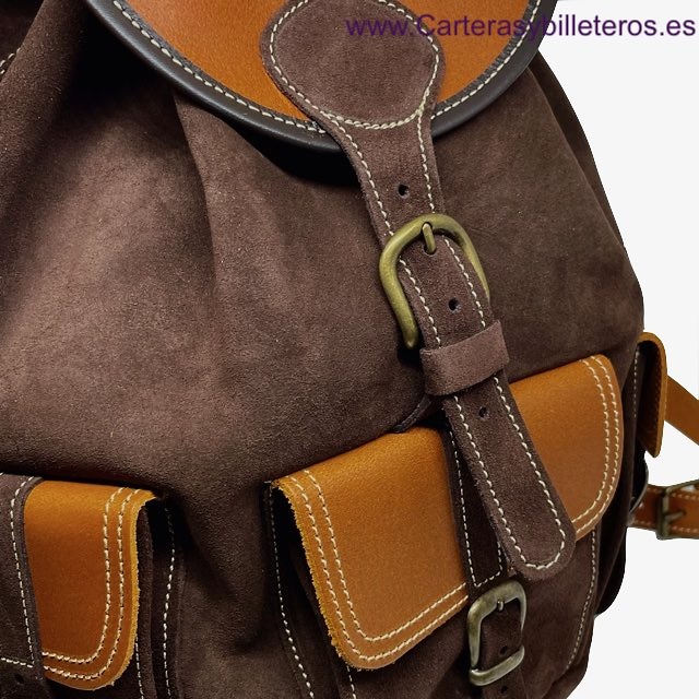 MOCHILA DE PIEL ANTE MARRÓN CON CUERO NATURAL EN LOS CIERRES Y EN LAS ASAS MARRON OSCURO Y CUERO 