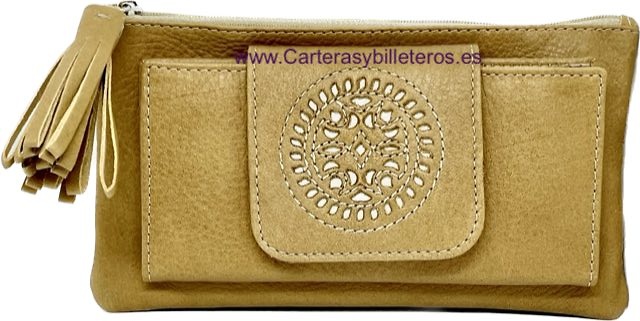 BOLSO CARTERA DE MUJER CON ADORNO DE BORLA EN EL CIERRE - 15 COLORES - CAMEL VACUNO TODO 