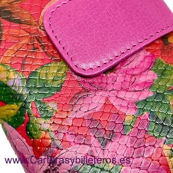 CARTERA DE MUJER DE PIEL CON MONEDERO CON PINTURA DE FLORES BALINESAS FUCSIA Y ROJO INTERIOR 