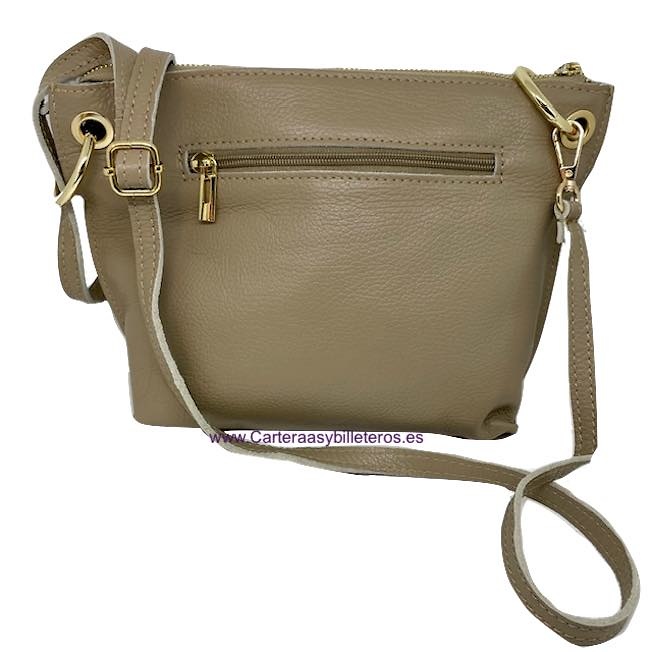 BOLSO DE MUJER DE PIEL BEIGE Y FORNITURAS DORADAS DE METAL 