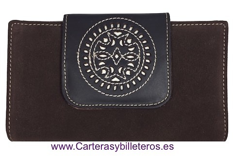 BROWN WOMEN'S WALLET WITH DECORATION ON THE CLOSURE 